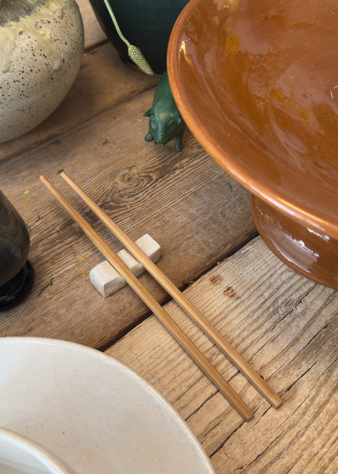 Spisepinde- eller bestikholder i keramik