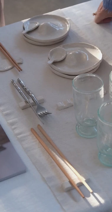 Spisepinde- eller bestikholder i keramik